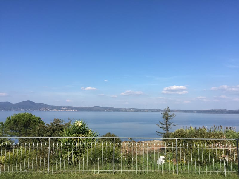 Panorama jezera Bracciano s horami a vegetací