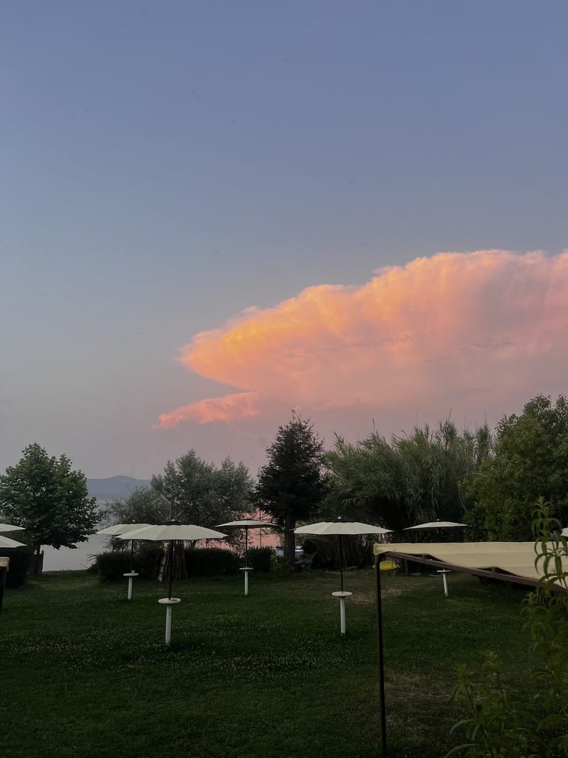 Růžový západ slunce nad jezerem Bracciano