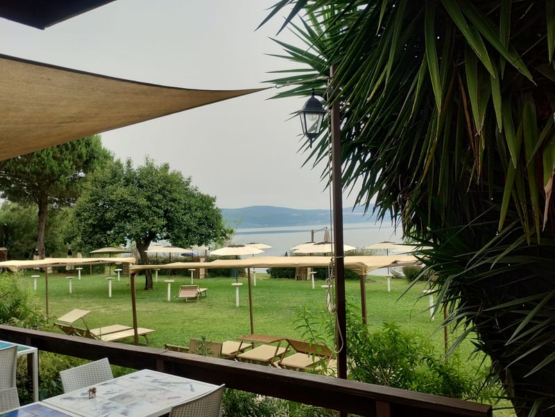 Výhled z baru, lehátka a jezero Bracciano